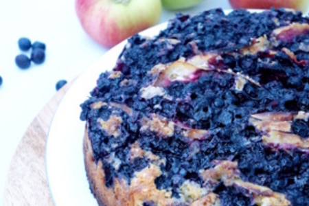 Фото к рецепту: Пирог с яблоками и черникой