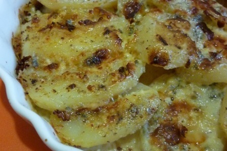 Фото к рецепту: Французская картофельная запеканка с голубым сыром