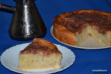 Фото к рецепту: Сливочно-ванильный пирог с яблоками и клюквенным джемом