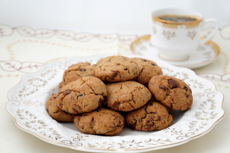 Фото к рецепту: Гречневое печенье с шоколадом "трещинки"