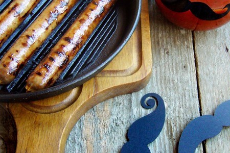 Фото к рецепту: Говяжьи колбаски на гриле в томатно-пряном маринаде