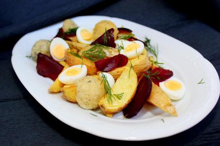 Фото к рецепту: Теплый картофельный салат "по-деревенски" 