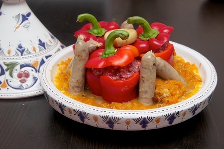 Фото к рецепту: Тажин с говяжьими колбасками, фаршированными перцами в тыквенном соусе с сухофруктами и миндалем. тест-драйв с окраиной