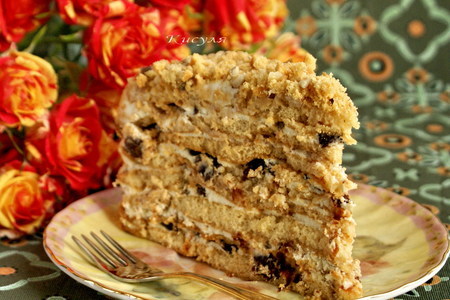 Фото к рецепту: Медовый торт с черносливом и грецкими орехами