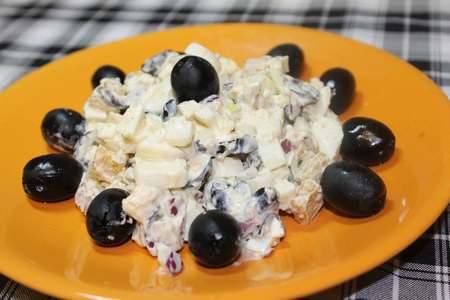 Фото к рецепту: Яичный салат с оливками и сухариками. видео