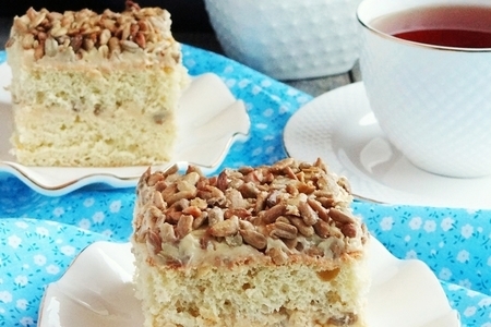 Фото к рецепту: Бисквитный торт с семенами подсолнуха