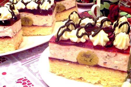 Фото к рецепту: Пирожные бисквитные с йогуртово-сливочным кремом, клюквой и бананами