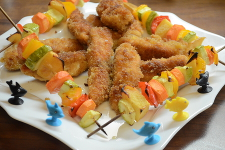 Рыбные палочки с фруктово-овощными кебабами