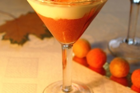 Фото к рецепту: Десерт из хурмы,сливочного мусса, белого шоколада и морковной стружки