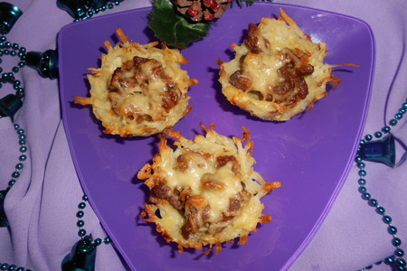 Фото к рецепту: Картофельные корзиночки с мясом и сыром