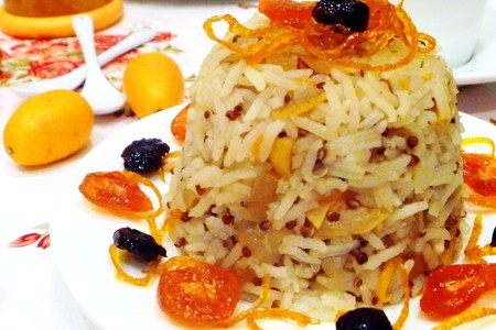 Десертный салат с рисом и киноа под фруктовым соусом