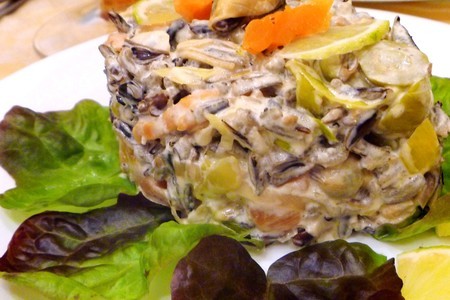 Фото к рецепту: Салат с мидиями и диким рисом