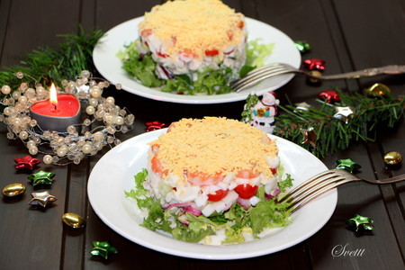 Фото к рецепту: Салат с кальмаром, маринованным луком и овощами