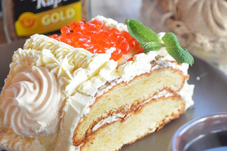 Бисквитный торт с ванильным кремом и "красной икрой"
