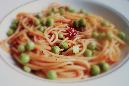Фото к рецепту: Спагетти с зеленым горошком