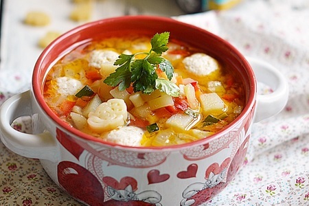 Фото к рецепту: Суп с куриными фрикадельками, овощами и пастой