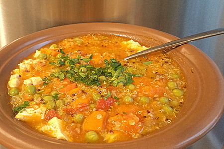 Фото к рецепту: Диетический суп с филе цыпленка, киноа и овощами