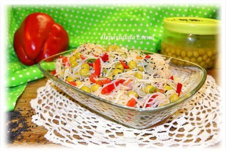 Фото к рецепту: Салат овощной с фунчозой и "черной" заправкой