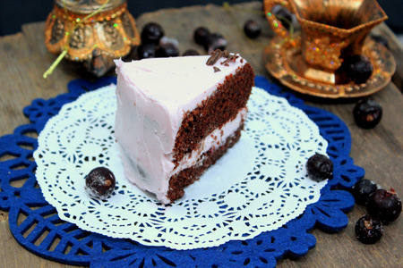 Фото к рецепту: Шоколадный торт с творожно-смородиновым кремом  