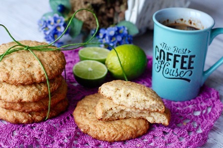 Фото к рецепту: Овсяное печенье с лаймом и кокосом