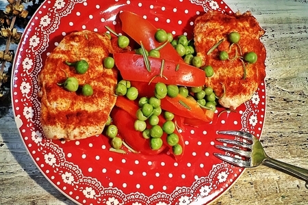 Фото к рецепту: Красная грудка цыпленка с яркими овощами за 5 минут! 