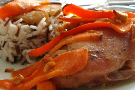 Фото к рецепту: Куриные бедра с яблоком, морковью - обед "согревающий сердца"