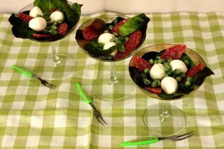 Фото к рецепту: Итальянский коктейльный салат с салями, моцареллой и горошком