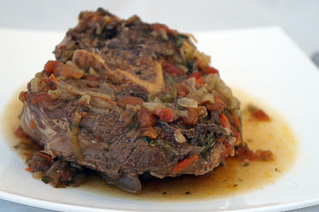 Фото к рецепту: Оссобуко: тушеная телячья нога с овощами