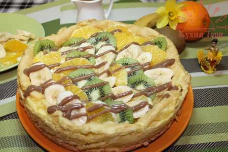 Фото к рецепту: Торт-эклер с фруктами и шоколадом