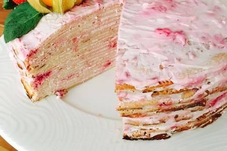 Фото к рецепту: Блинный торт с творожно-малиновым кремом