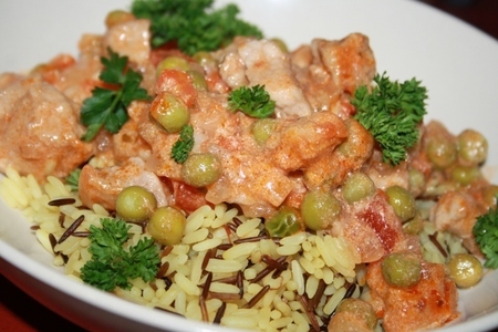 Фото к рецепту: Свиной гуляш с горошком в томатно-сметанном соусе с ароматным рисом на гарнир
