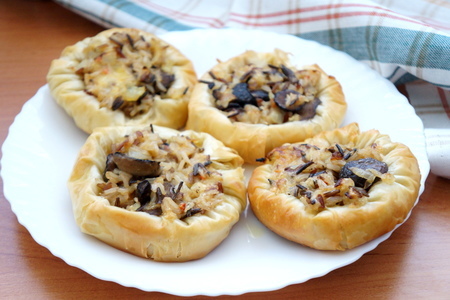 Пирожки-гнёздышки из теста фило с цветным рисом и грибами
