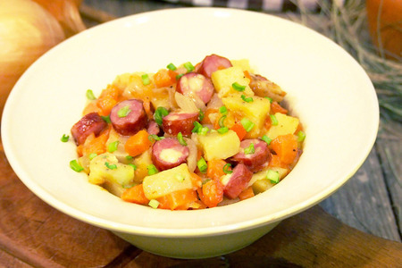 Фото к рецепту: Картофель с пряными колбасками