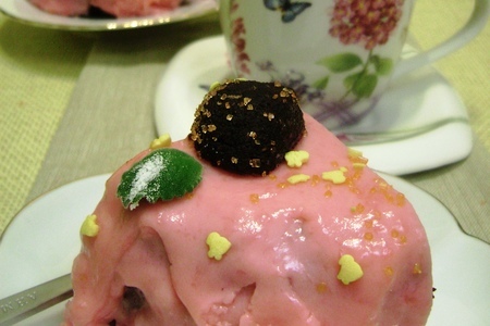 Фото к рецепту: Мини-тортик с клубничной йогуртовой глазурью