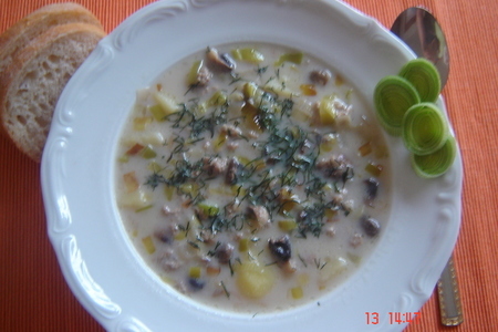Фото к рецепту: Сырный суп с пореем и шампиньонами