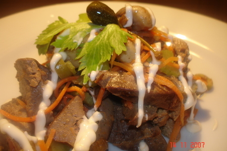 Фото к рецепту: Салатик из куриной печени с грибами и оливками