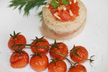 Фото к рецепту: Филе сибаса с помидорами