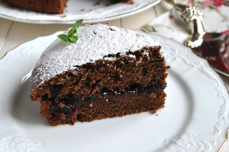 Фото к рецепту: Постный шоколадно-черемуховый пирог