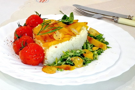 Фото к рецепту: Кускус с жареными овощами и огуречно-мятным соусом