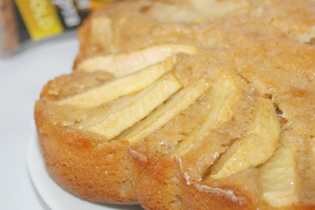 Фото к рецепту: Простой яблочный пирог с корицей