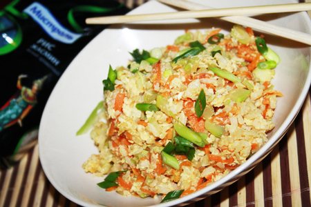 Жареный рис с яйцом и овощами по-китайски