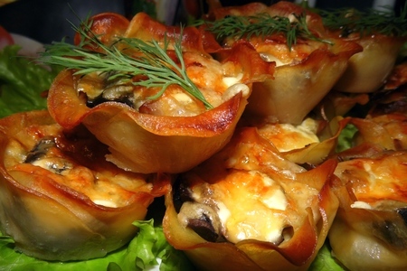 Фото к рецепту: Картофельные корзиночки с мясом и грибами