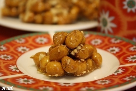 Фото к рецепту: Печенье "орешки в меду"- тейглах