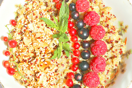 Фото к рецепту: Каша с киноа и ягодами под топингом киноа-гранолы