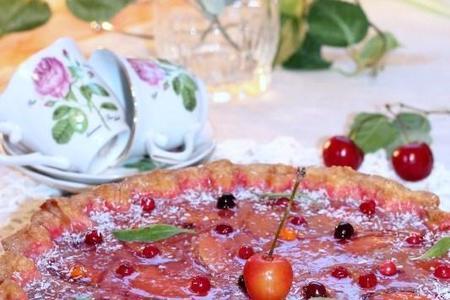Фото к рецепту: Сметанный пирог с персиком и ягодами