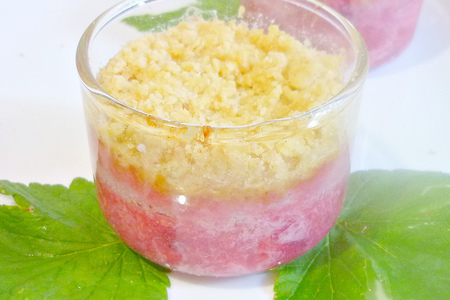 Фото к рецепту: Десерт из садовых ягод и сливок под крошкой