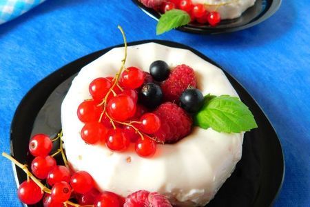Фото к рецепту: Молочно-сливочное желе с ягодами