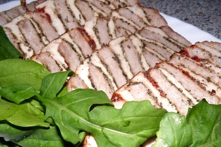 Фото к рецепту: Мясная "тельняшка" или свинина, фаршированная курицей