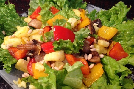 Фото к рецепту: Тёплый салат с кедровыми орешками