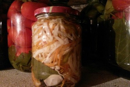 Фото к рецепту: Салат из капусты, маринованный.